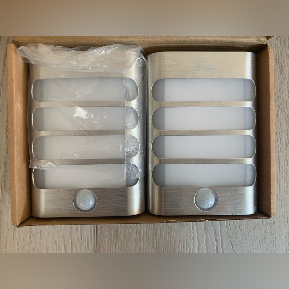 Leadleds Motion Sensor Wall Light Battery Operated, 2-Pack LED Wall Sconces Luxu